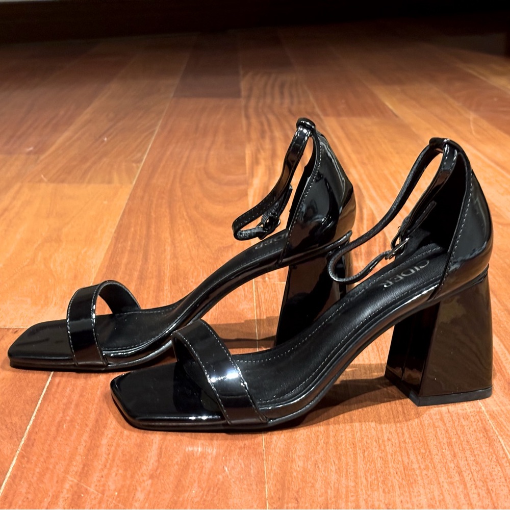 CHUNKY HEELED SINGLE BAND SANDALS